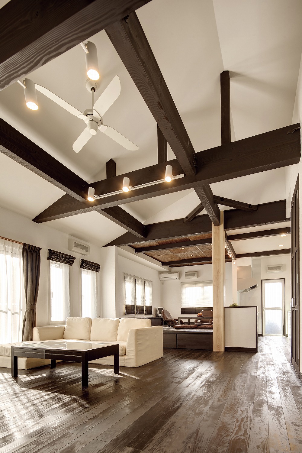 ダークブラウンの梁が映える、モダンシックな平屋住宅 - photo 6