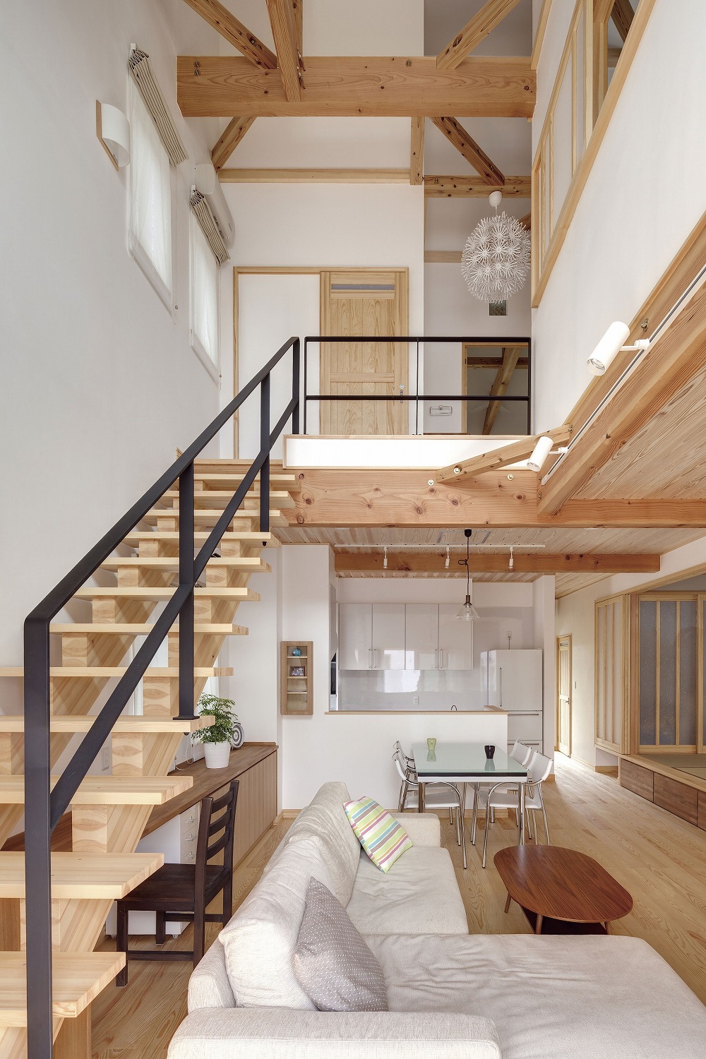 ナチュラル×アイアン ─ 開放感とデザイン性を両立した住まい - photo 2