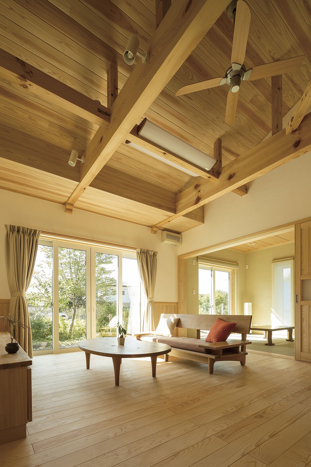 若草色の和室が彩る、梁見せ天井の平屋住宅 - photo 1