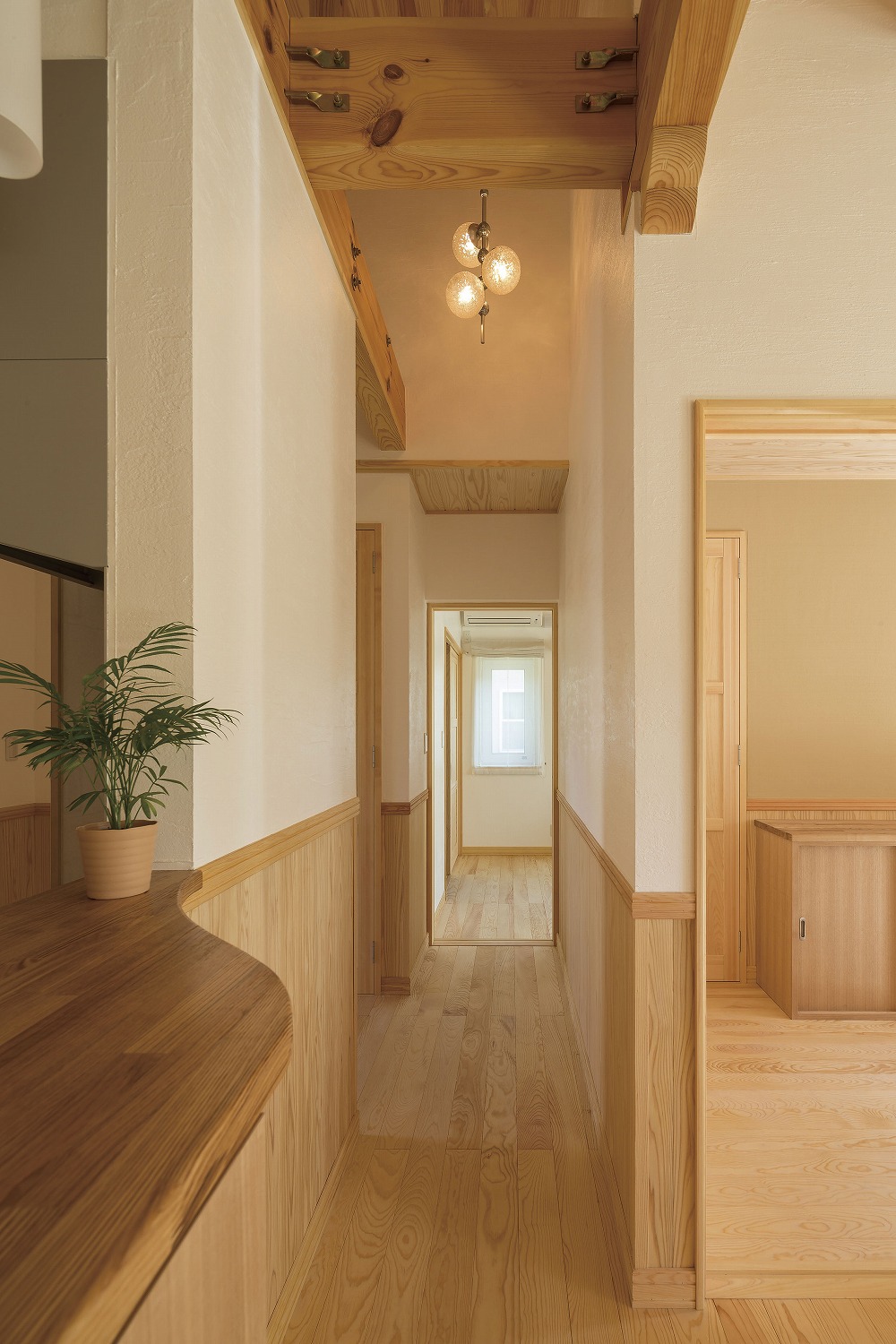 若草色の和室が彩る、梁見せ天井の平屋住宅 - photo 4