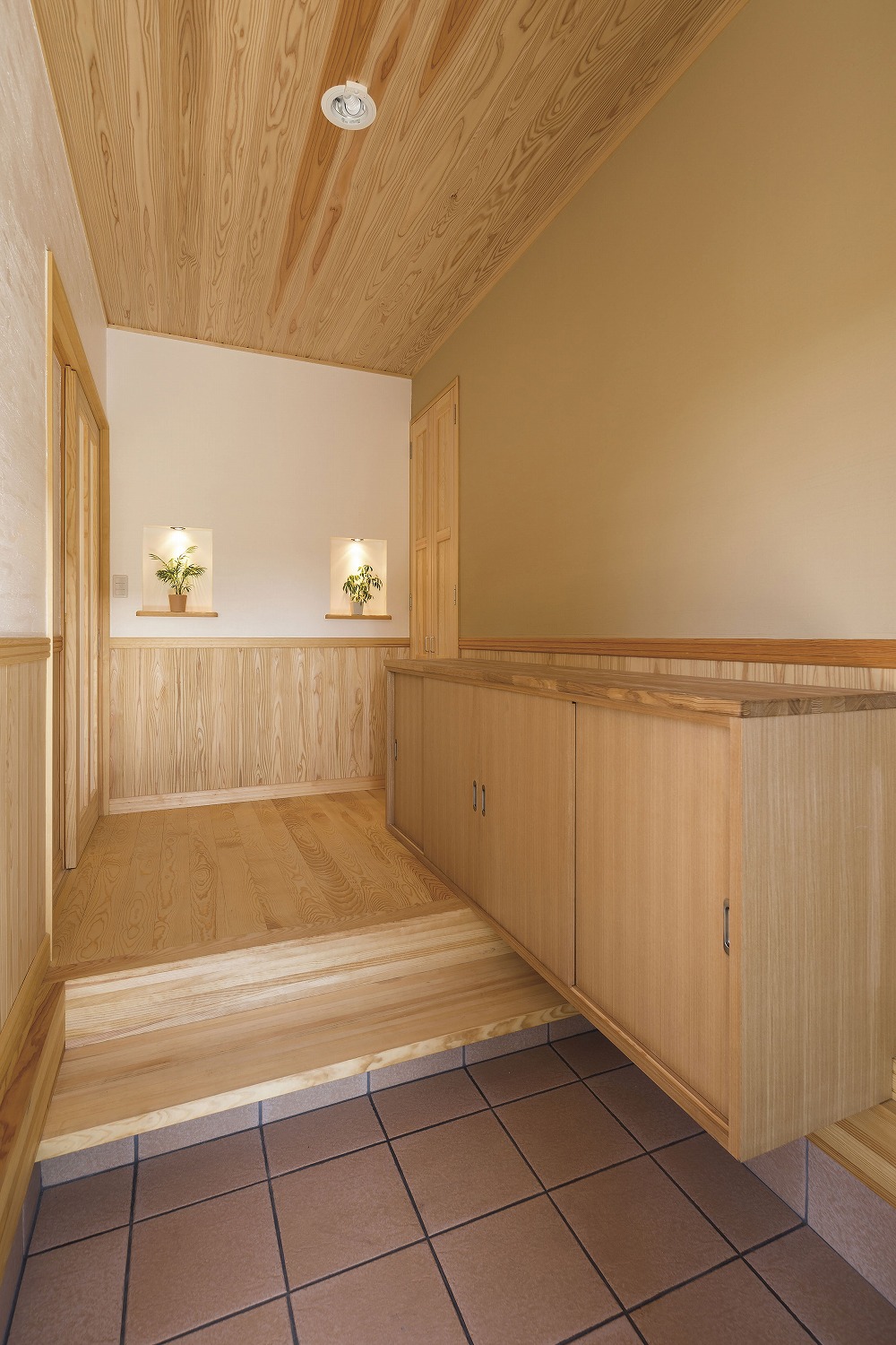 若草色の和室が彩る、梁見せ天井の平屋住宅 - photo 7