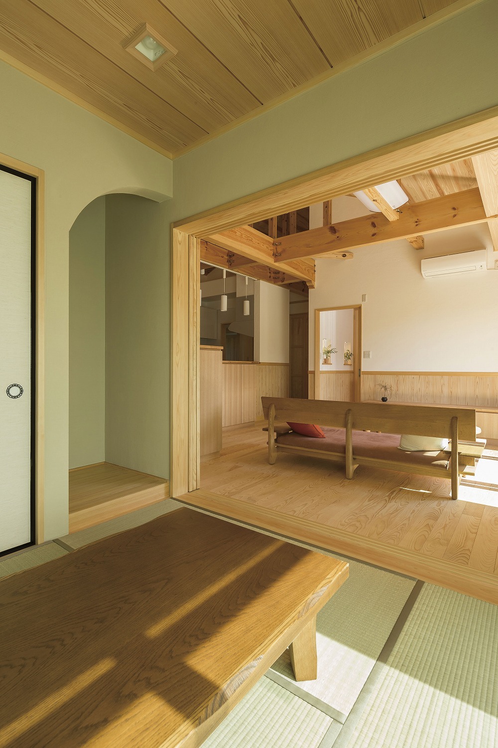 若草色の和室が彩る、梁見せ天井の平屋住宅 - photo 8