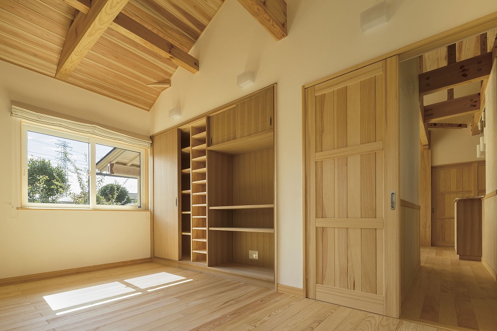 若草色の和室が彩る、梁見せ天井の平屋住宅 - photo 9