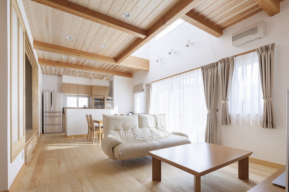 光と木に包まれる、環境に配慮したモダンな住まい - photo 1