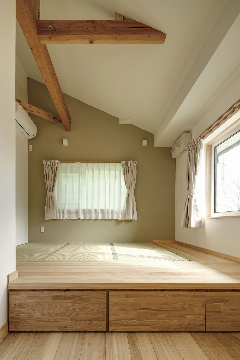 薪ストーブと吹き抜けが彩る、ナチュラルモダンな住まい - photo 2