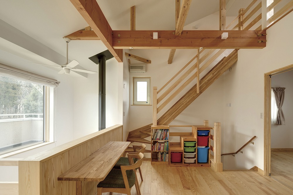 薪ストーブと吹き抜けが彩る、ナチュラルモダンな住まい - photo 3