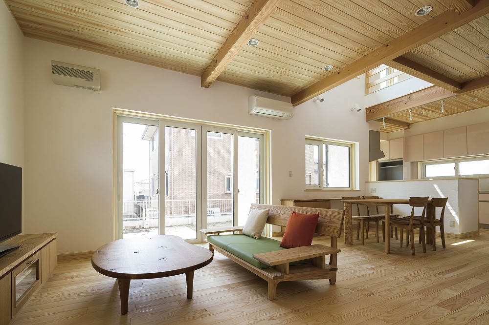 ロフトと吹き抜けが広がる、木の温もりに包まれる住まい - photo 1