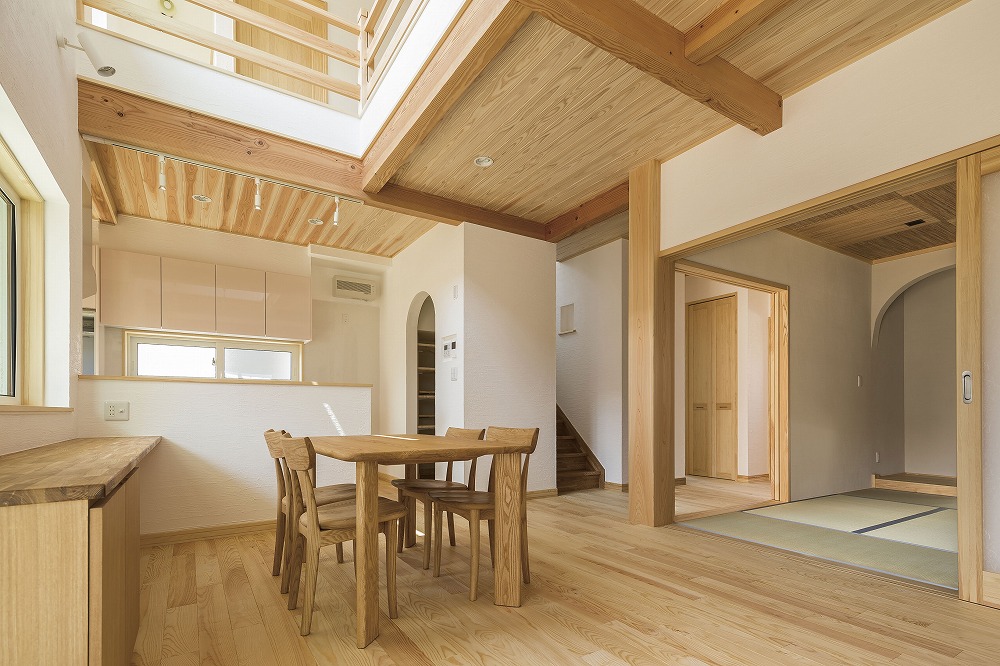 ロフトと吹き抜けが広がる、木の温もりに包まれる住まい - photo 2