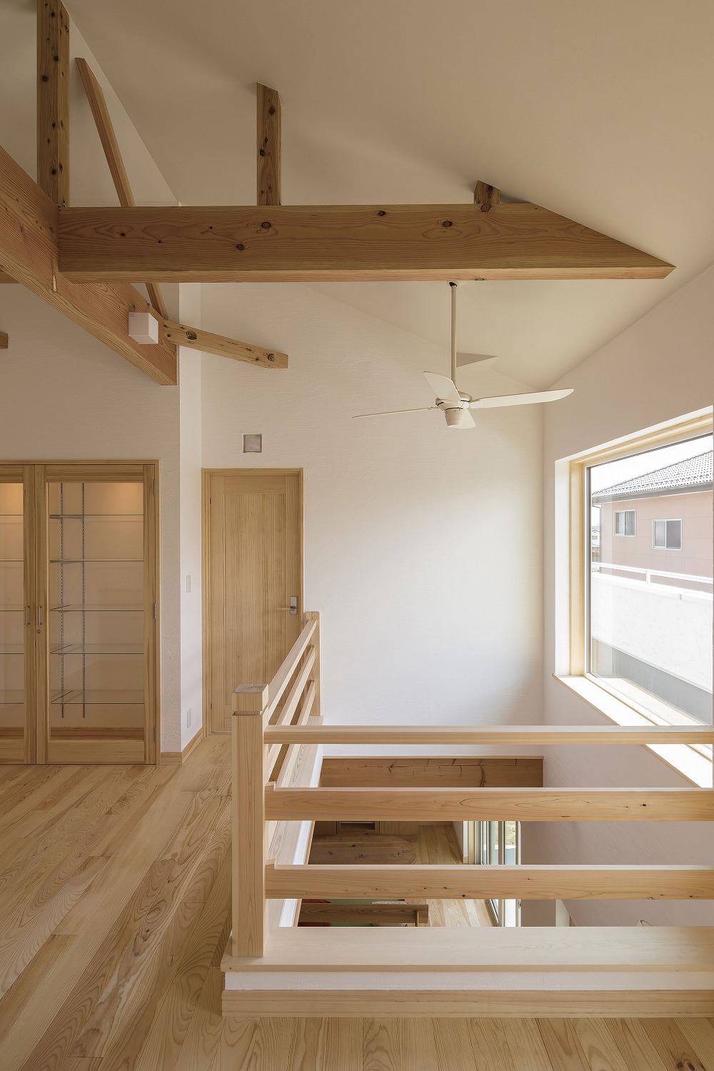 ロフトと吹き抜けが広がる、木の温もりに包まれる住まい - photo 3