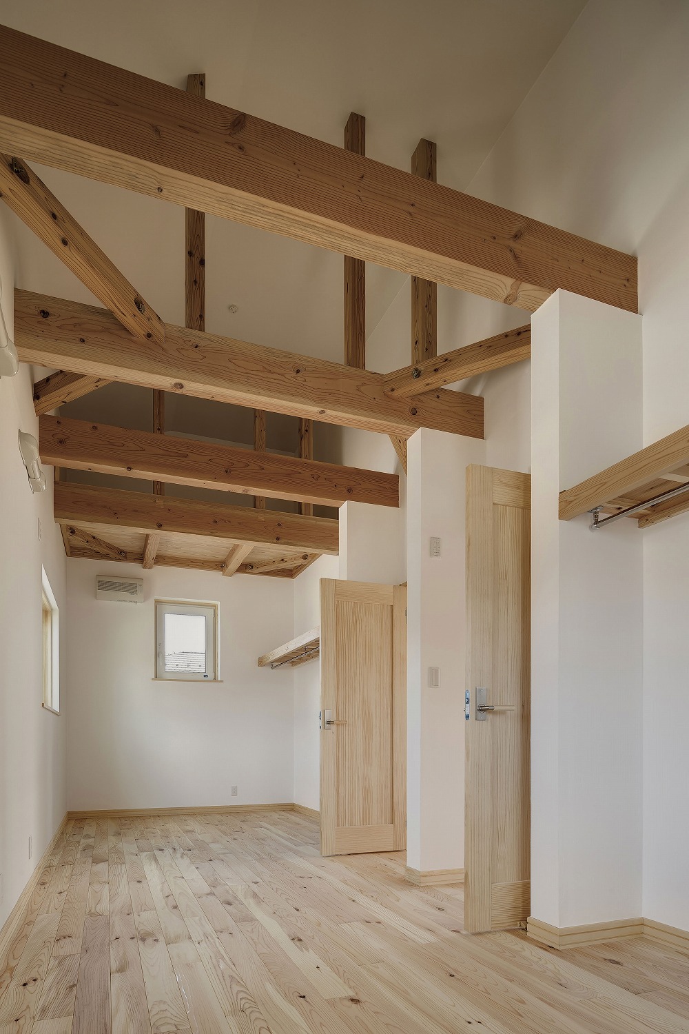 ロフトと吹き抜けが広がる、木の温もりに包まれる住まい - photo 5