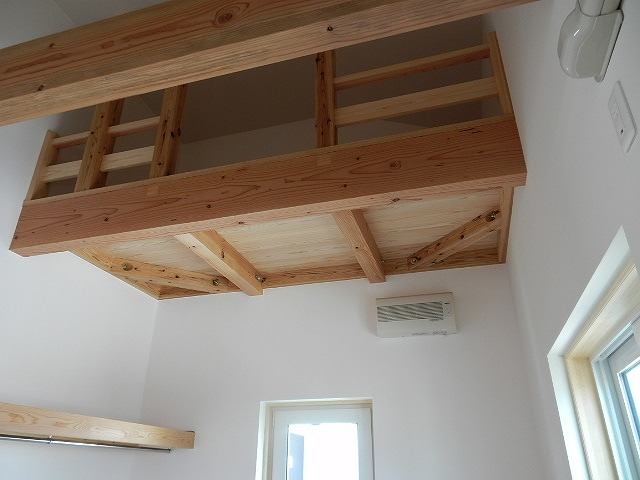 ロフトと吹き抜けが広がる、木の温もりに包まれる住まい - photo 10