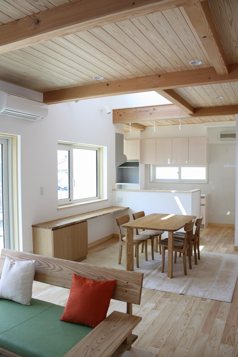 ロフトと吹き抜けが広がる、木の温もりに包まれる住まい - photo 11