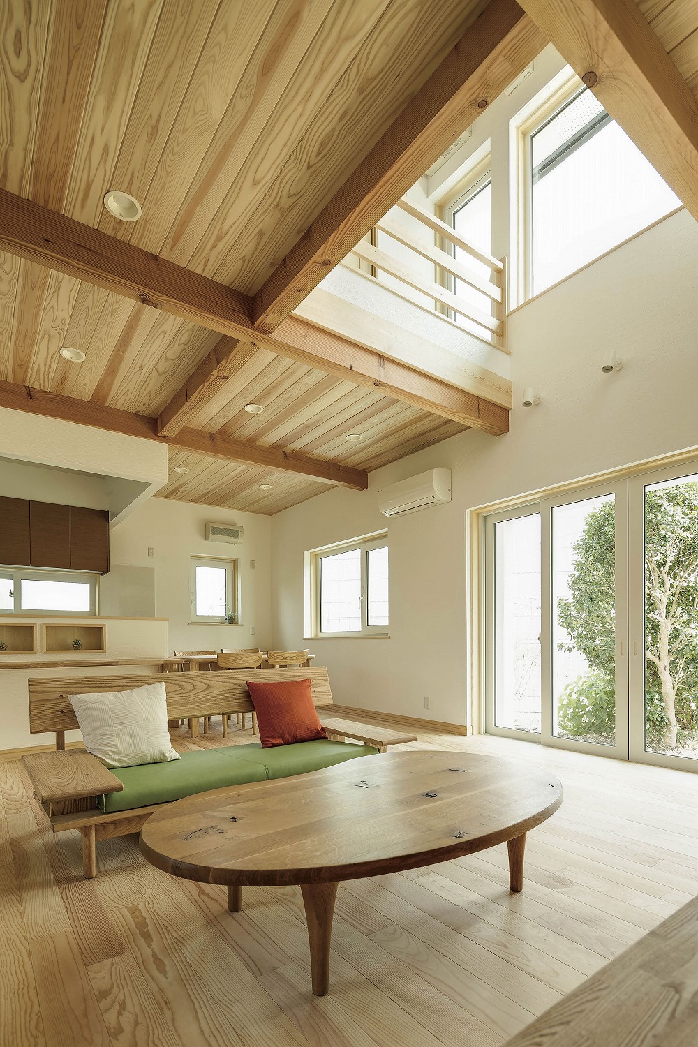 星形の木製梁が印象的な、ロフト付き吹き抜けの家 - photo 1