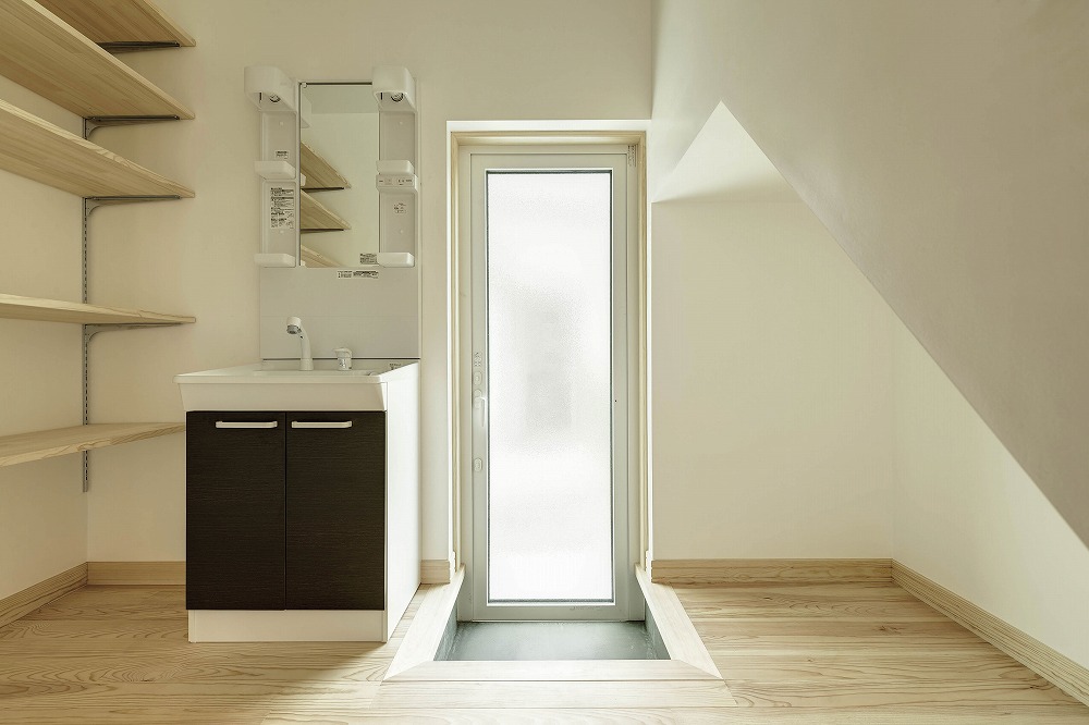 星形の木製梁が印象的な、ロフト付き吹き抜けの家 - photo 4