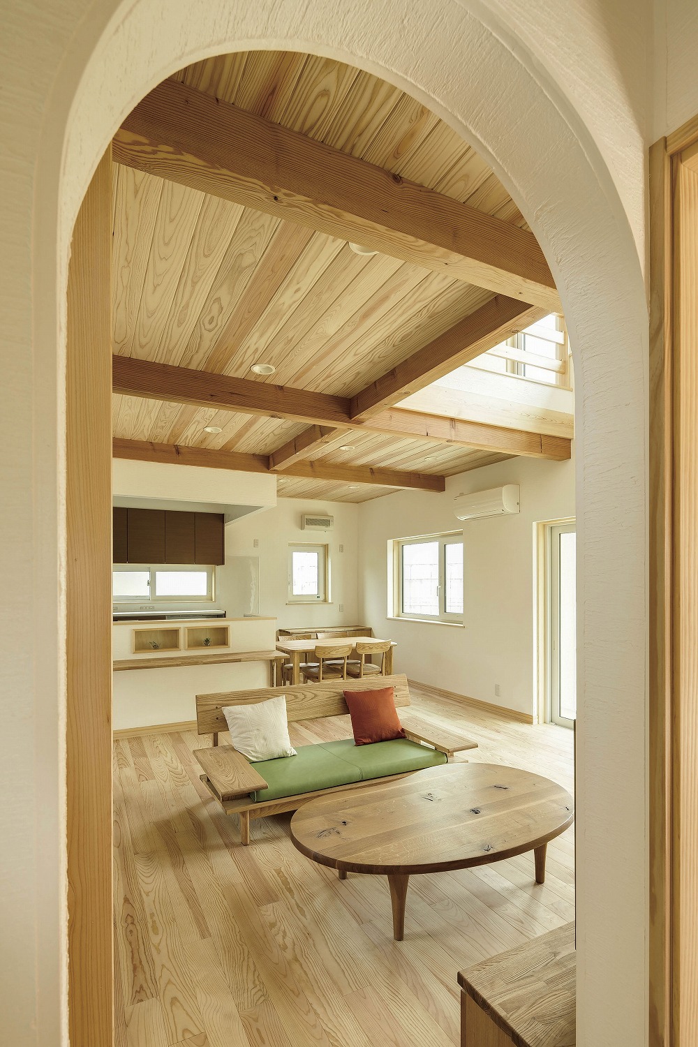星形の木製梁が印象的な、ロフト付き吹き抜けの家 - photo 5