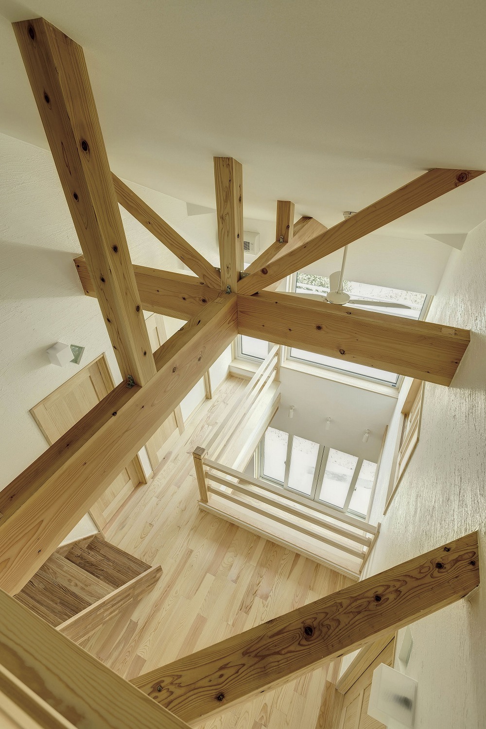 星形の木製梁が印象的な、ロフト付き吹き抜けの家 - photo 7