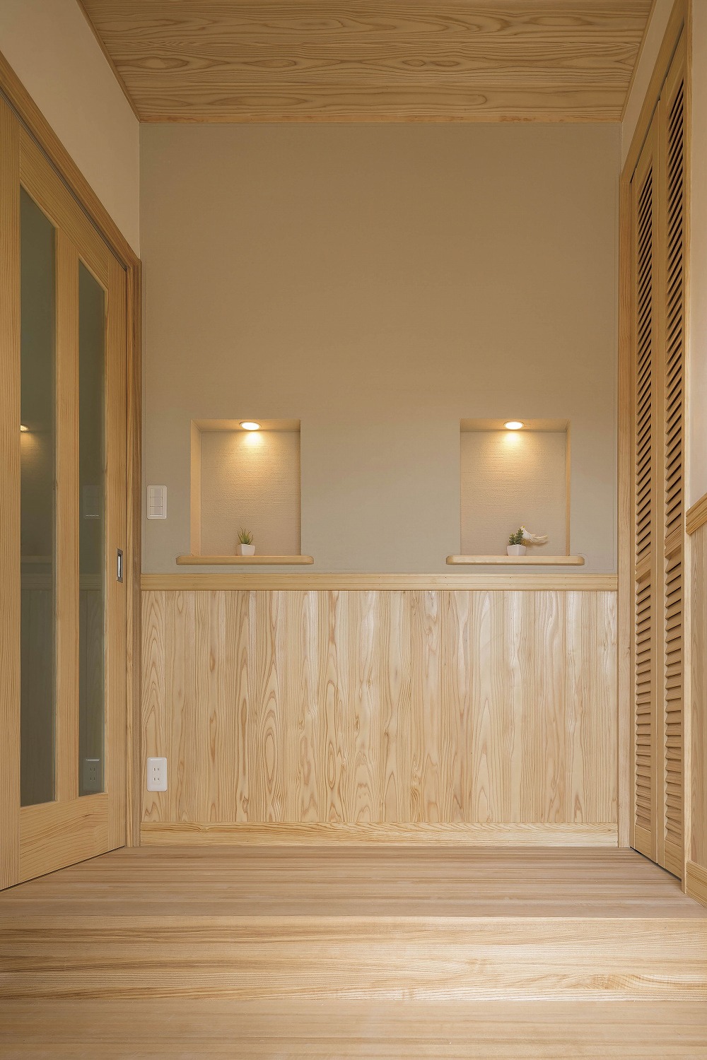 星形の木製梁が印象的な、ロフト付き吹き抜けの家 - photo 8