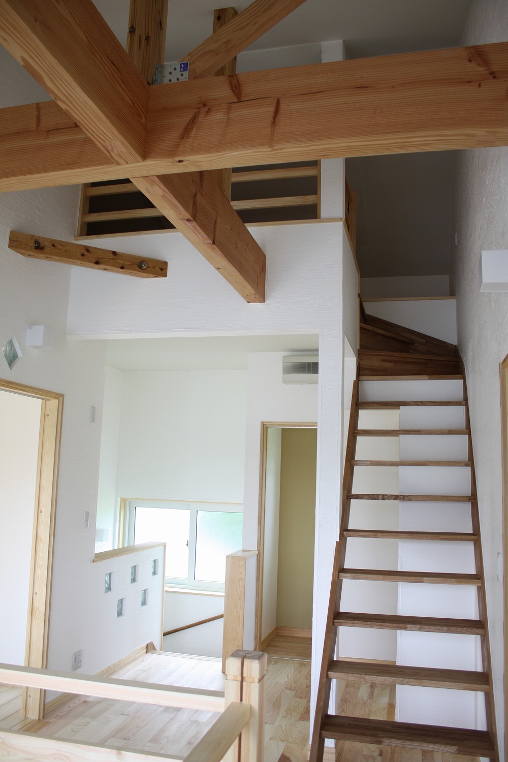 星形の木製梁が印象的な、ロフト付き吹き抜けの家 - photo 9