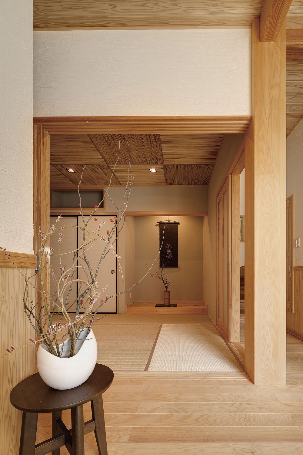 自在鉤と網代天井が印象的な、木の温もりに包まれる住まい - photo 2