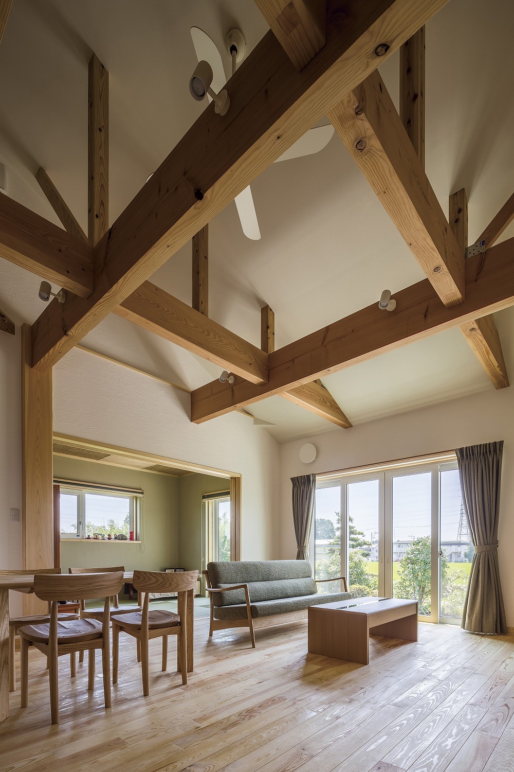 構造美を活かした、環境に配慮したナチュラル住宅 - photo 1