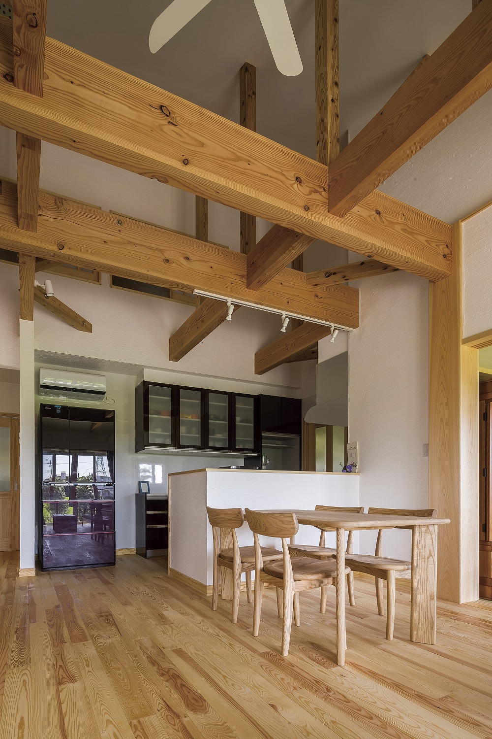 構造美を活かした、環境に配慮したナチュラル住宅 - photo 2