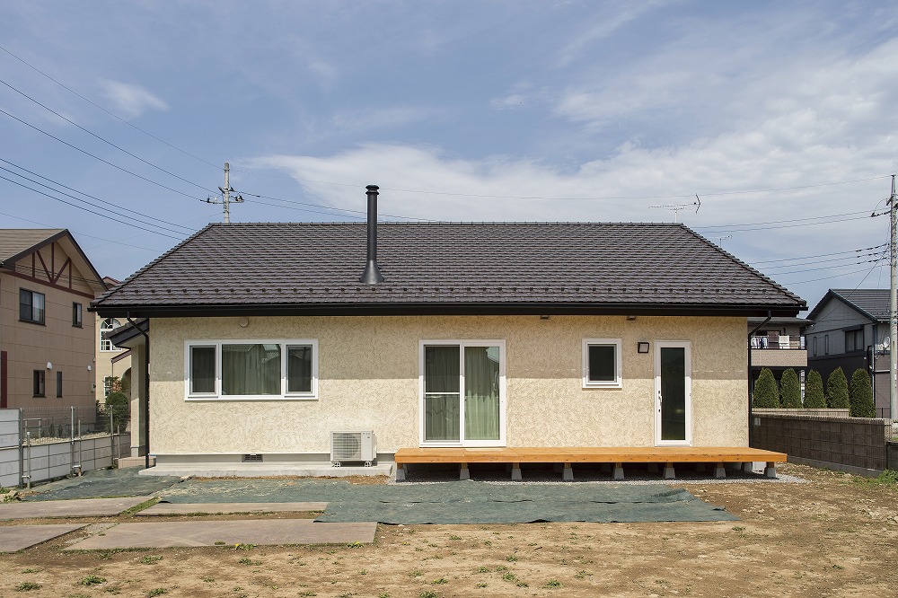 ステンレスキッチンと木製階段が調和する、平屋の開放空間 - photo 1