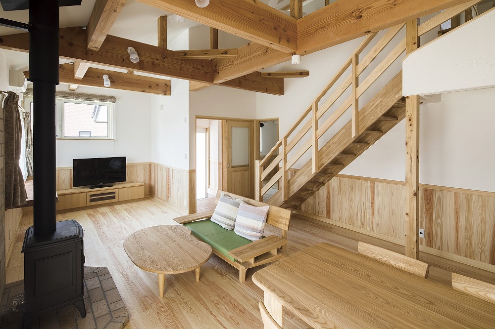 ステンレスキッチンと木製階段が調和する、平屋の開放空間 - photo 3