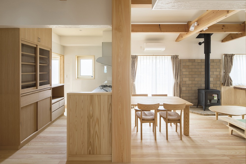ステンレスキッチンと木製階段が調和する、平屋の開放空間 - photo 5