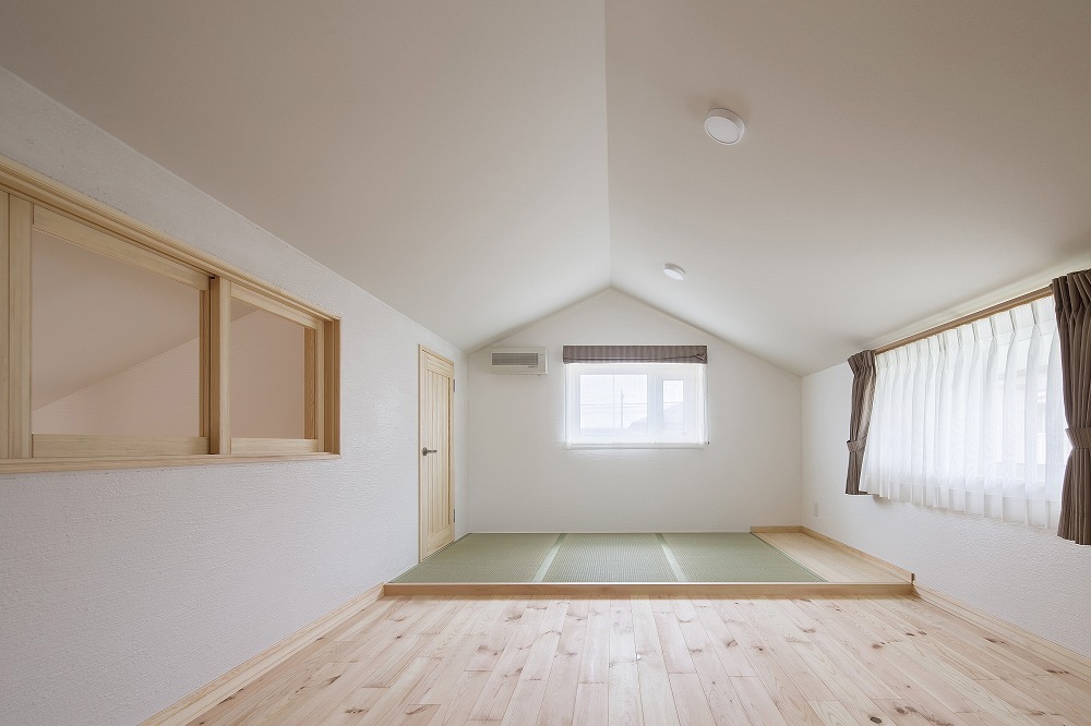 ステンレスキッチンと木製階段が調和する、平屋の開放空間 - photo 8