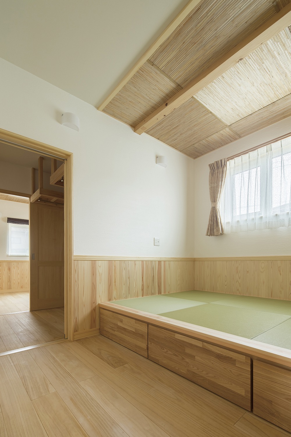 ステンレスキッチンと木製階段が調和する、平屋の開放空間 - photo 10