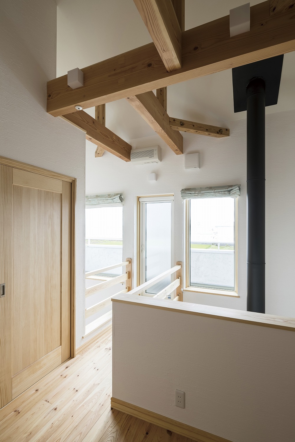 ダークブラウンのダイニングセットが映える、白と木のコントラスト住宅 - photo 1