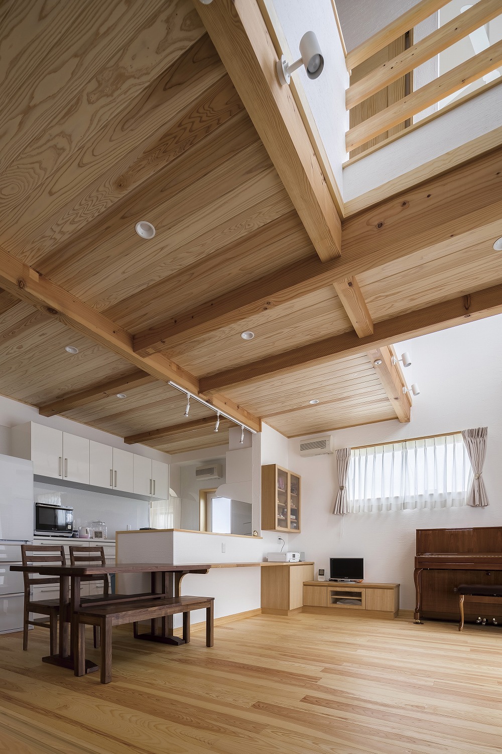 ダークブラウンのダイニングセットが映える、白と木のコントラスト住宅 - photo 2