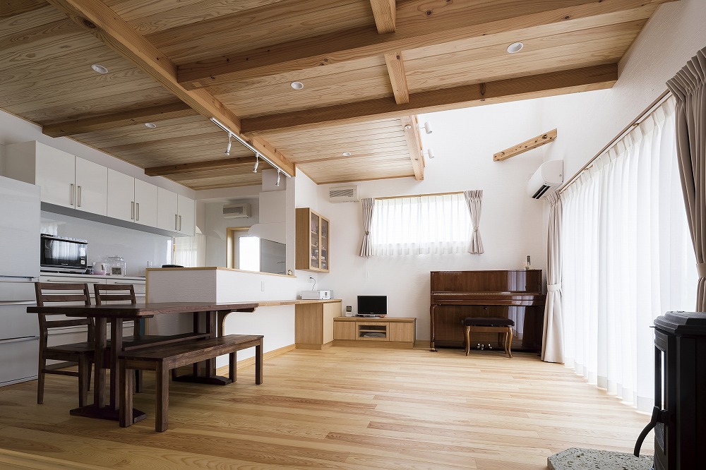 ダークブラウンのダイニングセットが映える、白と木のコントラスト住宅 - photo 3