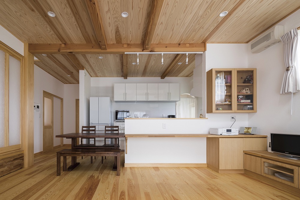 ダークブラウンのダイニングセットが映える、白と木のコントラスト住宅 - photo 4