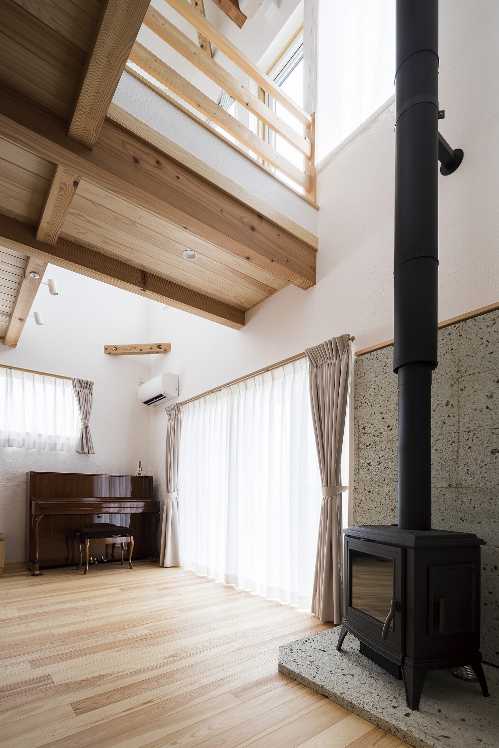 ダークブラウンのダイニングセットが映える、白と木のコントラスト住宅 - photo 5