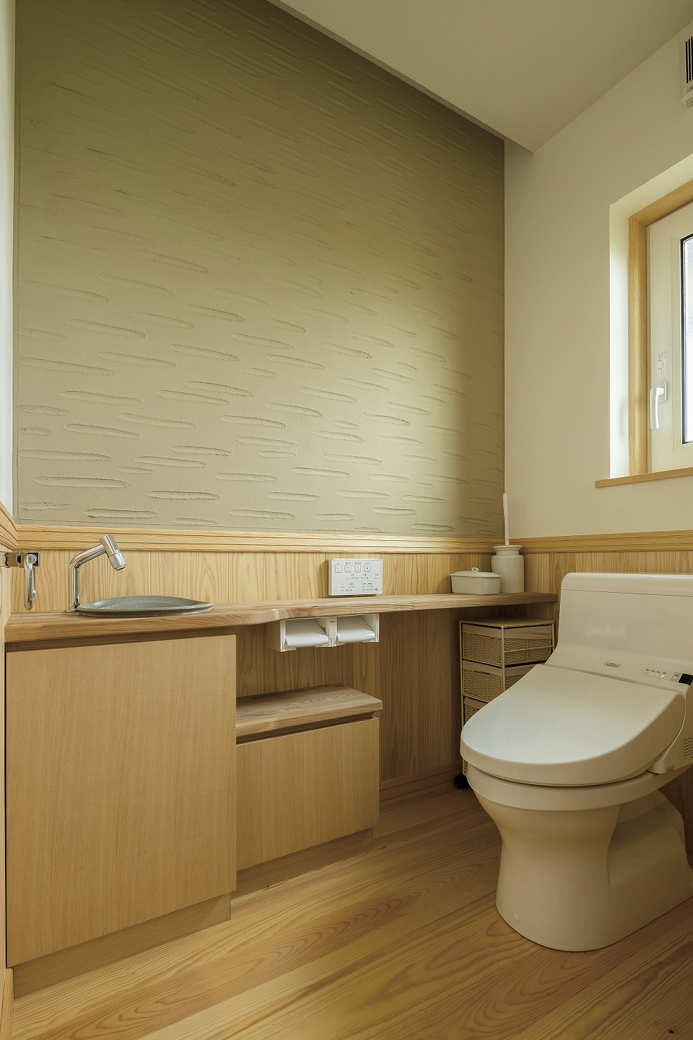 ダークブラウンのダイニングセットが映える、白と木のコントラスト住宅 - photo 8