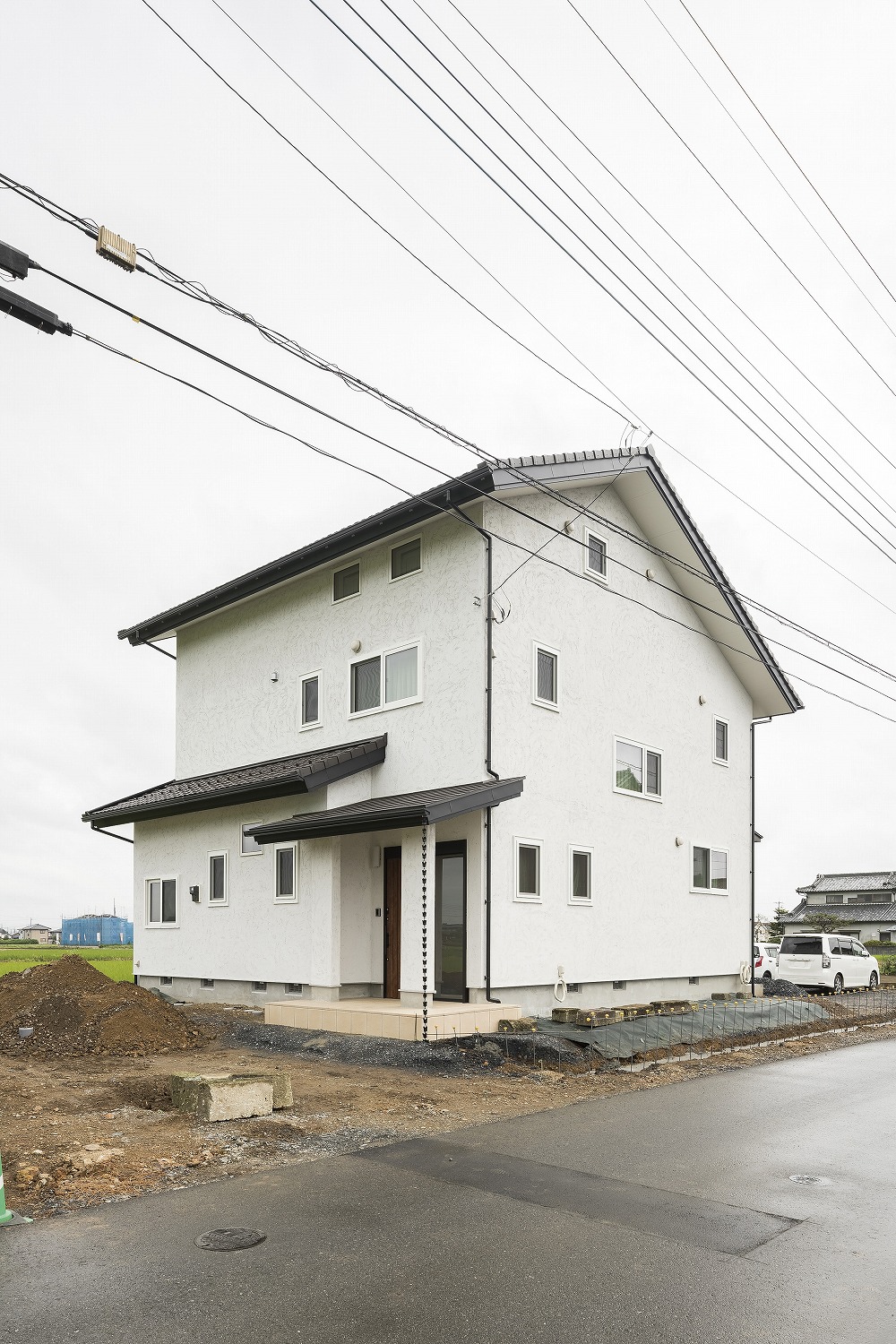 ダークブラウンのダイニングセットが映える、白と木のコントラスト住宅 - photo 10