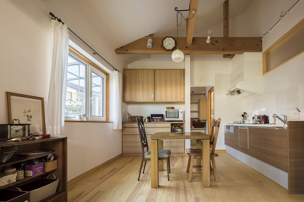 革製ソファとチェック柄のアームチェアが彩る、くつろぎのリビング - photo 3