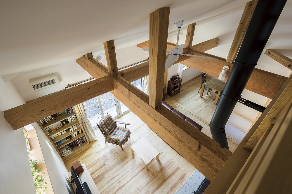 革製ソファとチェック柄のアームチェアが彩る、くつろぎのリビング - photo 4