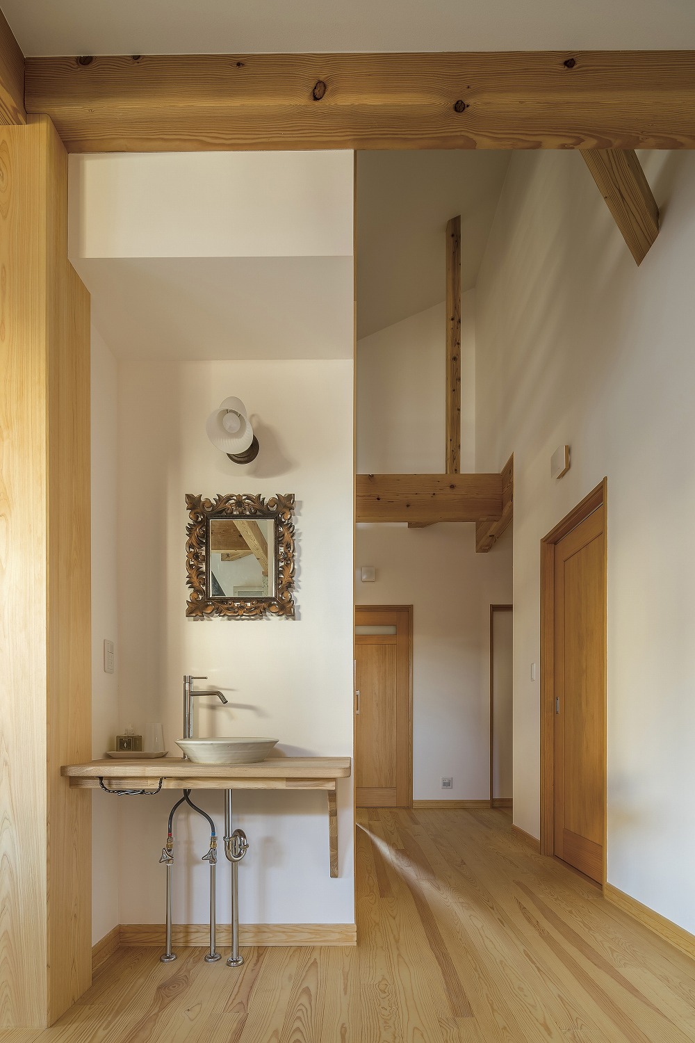 革製ソファとチェック柄のアームチェアが彩る、くつろぎのリビング - photo 5