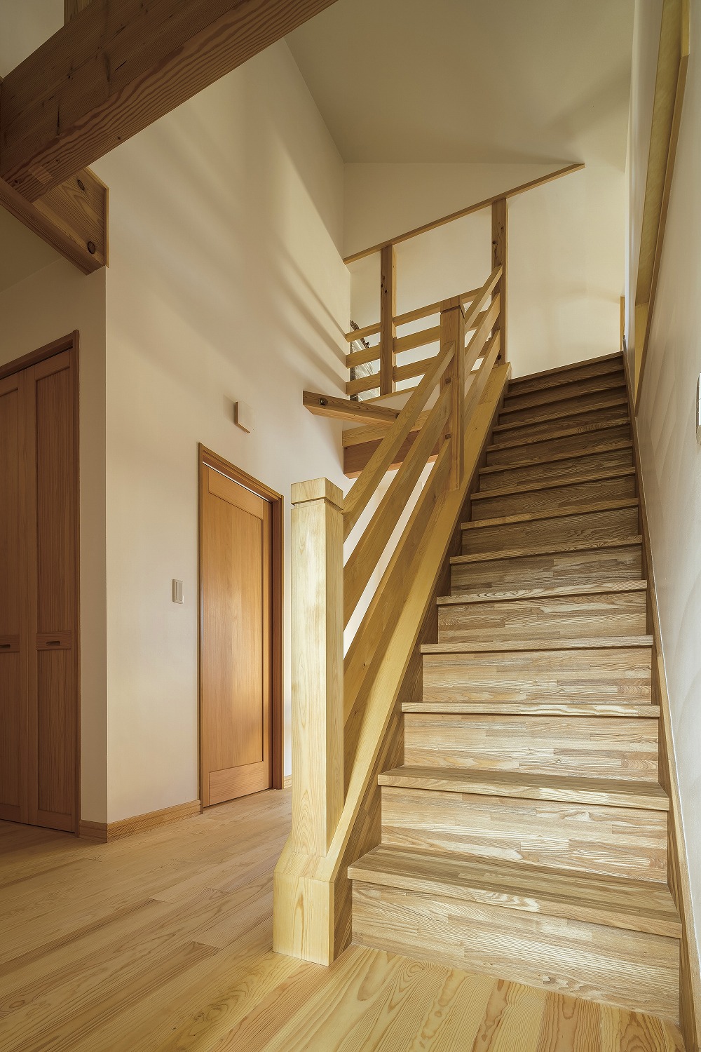 革製ソファとチェック柄のアームチェアが彩る、くつろぎのリビング - photo 6