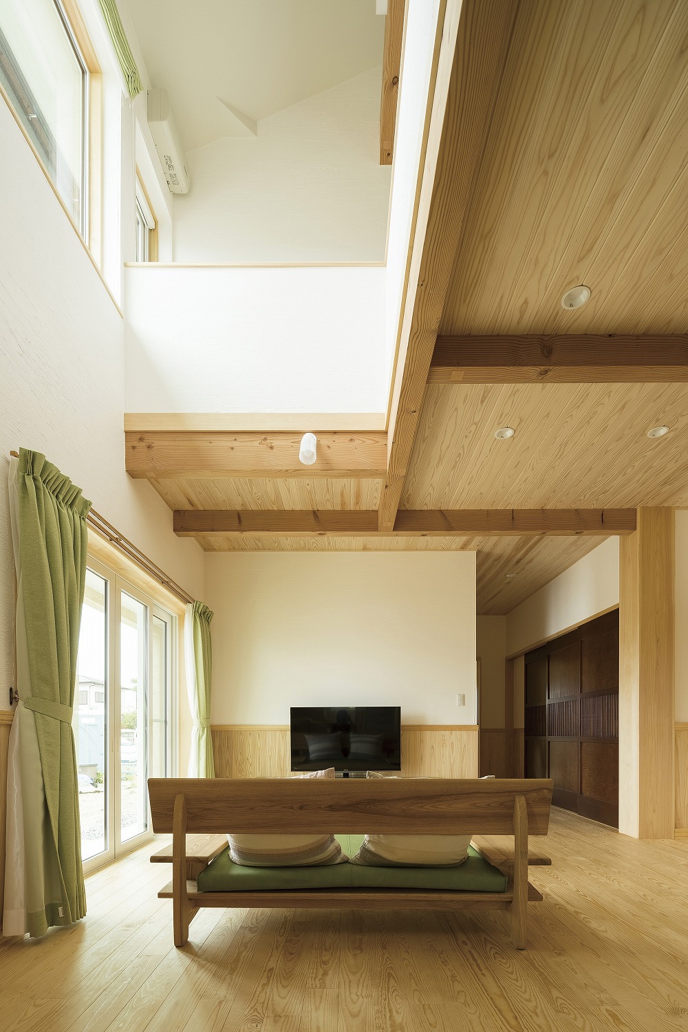 セージグリーンの壁とすだれ天井が印象的な和室のある住まい - photo 2