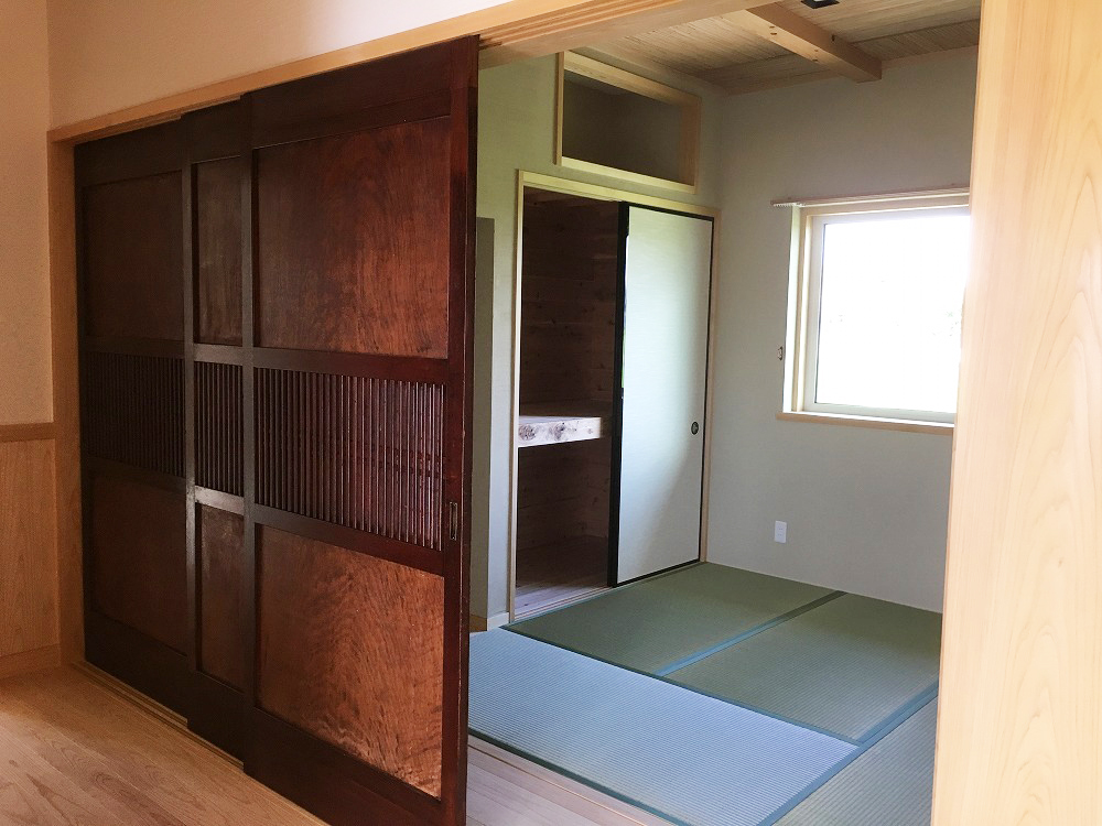 セージグリーンの壁とすだれ天井が印象的な和室のある住まい - photo 9