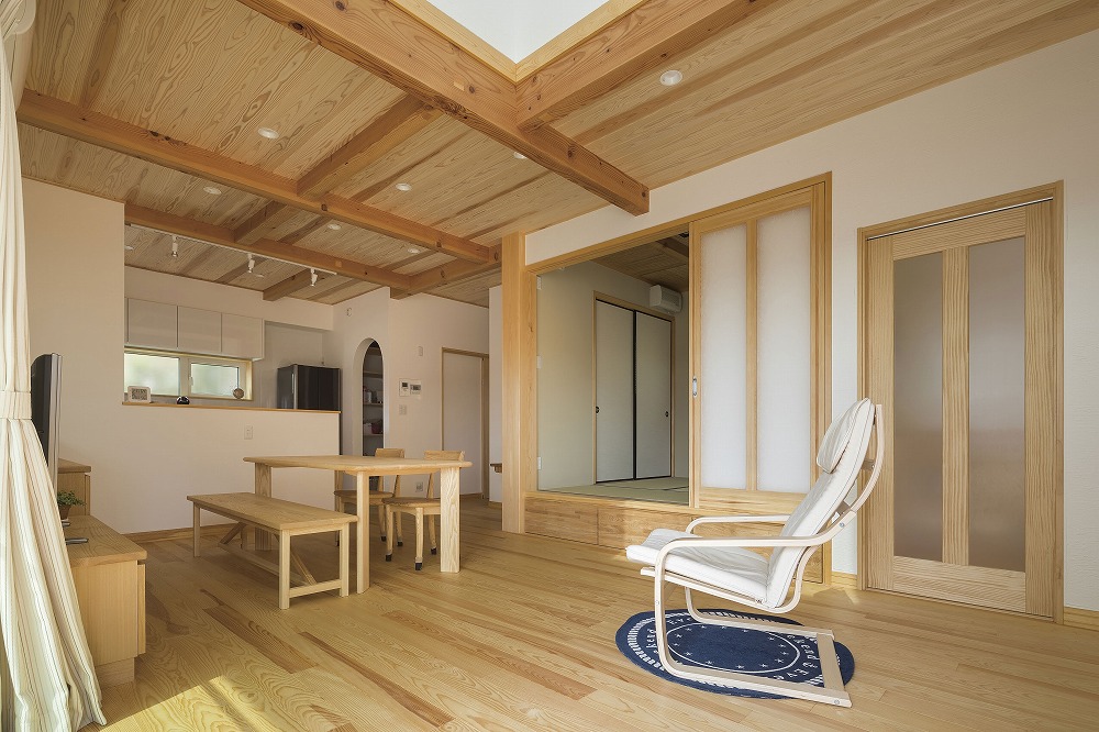 ラウンジチェアとワークスペースが一体となった多機能LDKの家 - photo 1