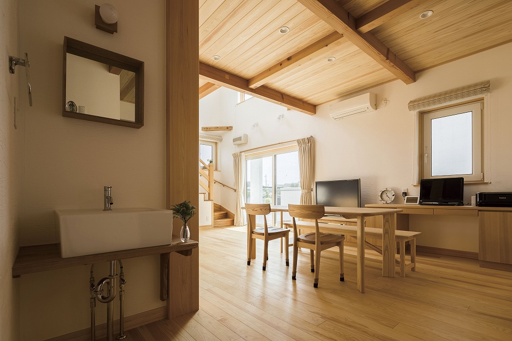 ラウンジチェアとワークスペースが一体となった多機能LDKの家 - photo 4