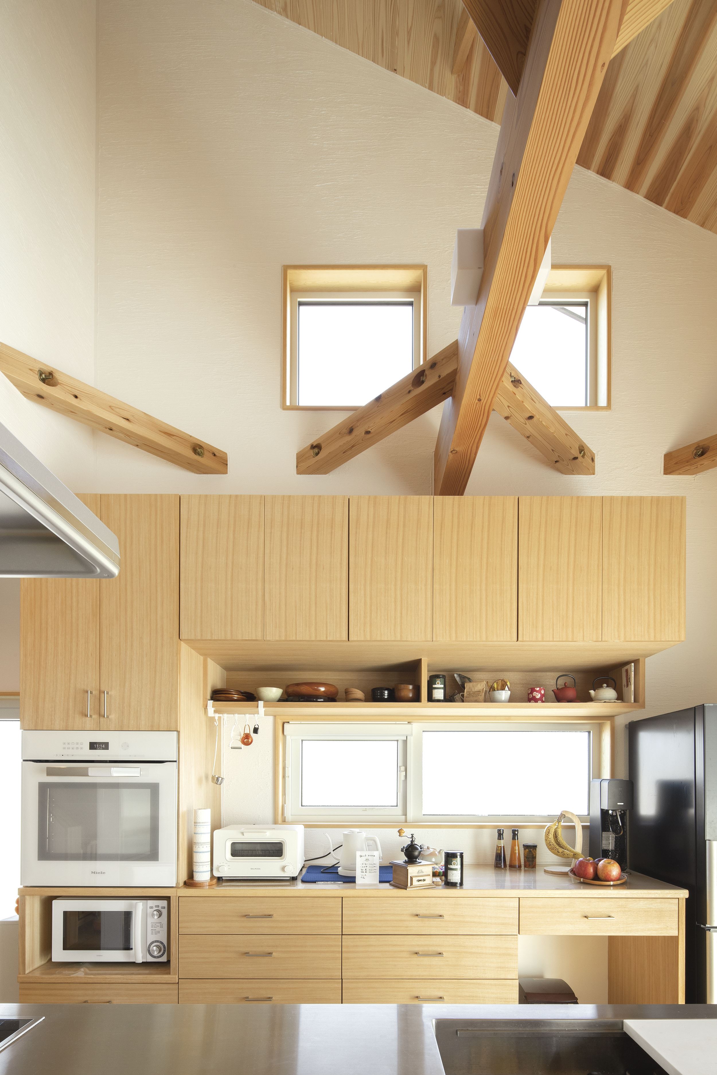 構造美と実用性が調和するステンレスキッチンのカーボンニュートラルハウス - photo 2