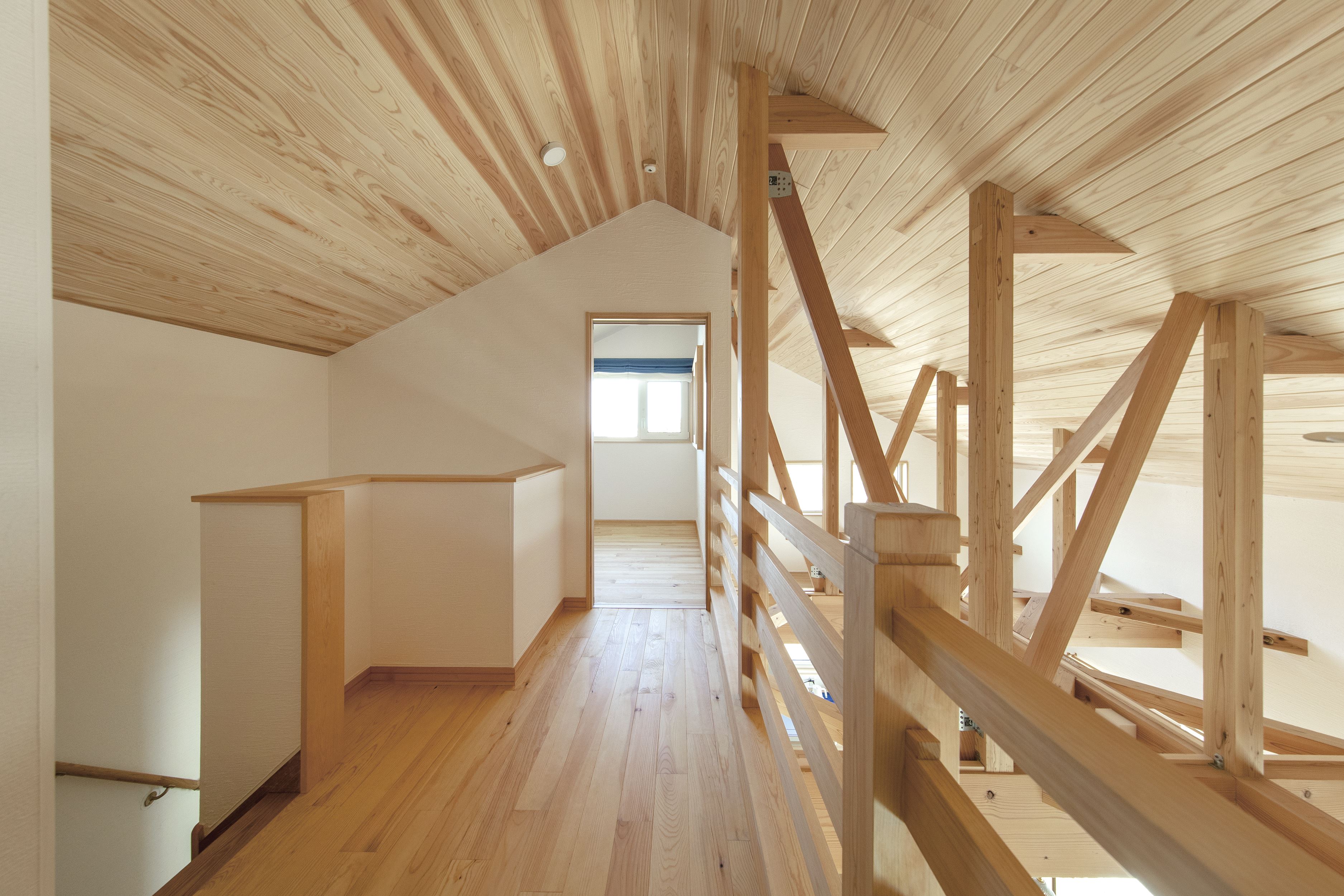 構造美と実用性が調和するステンレスキッチンのカーボンニュートラルハウス - photo 8