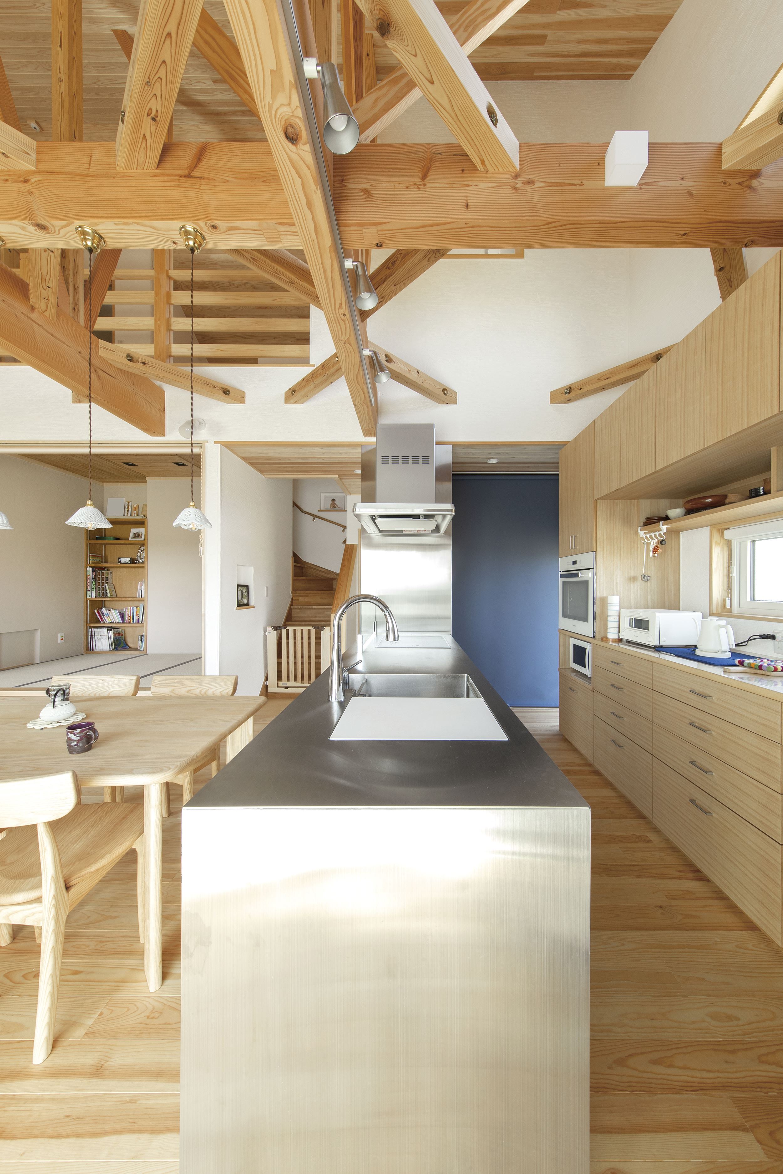 構造美と実用性が調和するステンレスキッチンのカーボンニュートラルハウス - photo 9