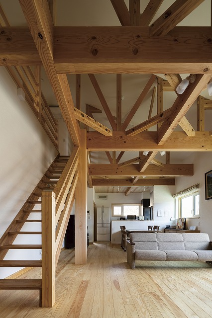 大容量のオープンシェルフが整然と並ぶ、実用的な収納空間 - photo 3