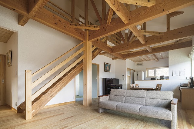 大容量のオープンシェルフが整然と並ぶ、実用的な収納空間 - photo 5